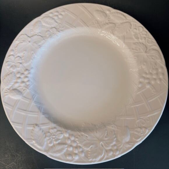 Mikasa English Countryside 6 White Dinner Plate Raised Flowers Grapes Basket VTG - Picture 6 of 8